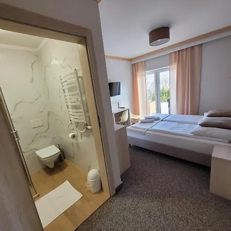 Karolowy Pokoje&apartamenty 3*