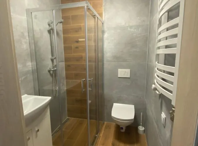 Karolowy Pokoje&apartamenty בית הארחה 3*