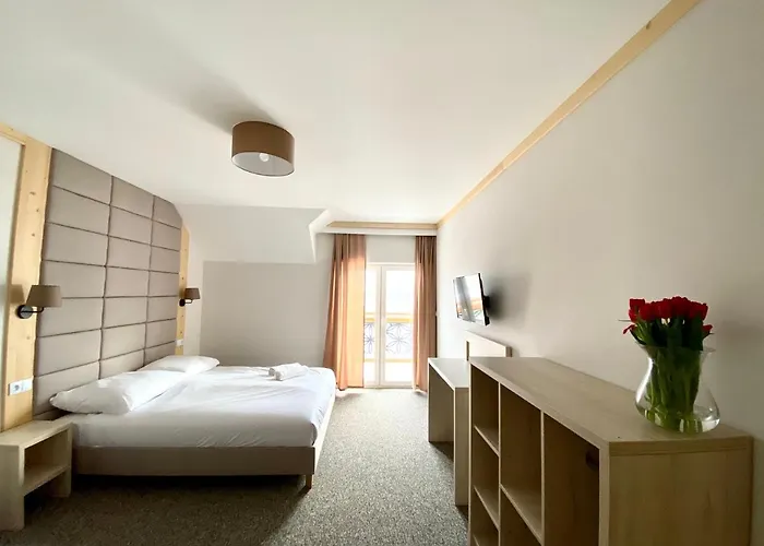 Karolowy Pokoje&apartamenty בית הארחה 3*