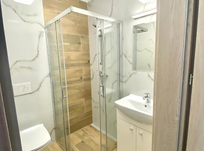 Karolowy Pokoje&apartamenty בית הארחה אוסטראון