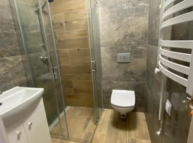 Karolowy Pokoje&apartamenty בית הארחה אוסטראון