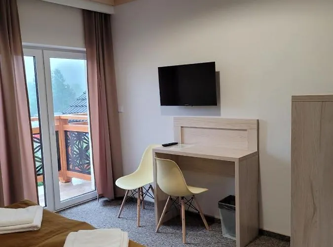 Karolowy Pokoje&apartamenty בית הארחה 3*