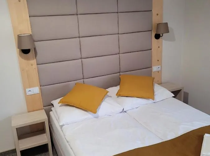 Karolowy Pokoje&apartamenty אוסטראון