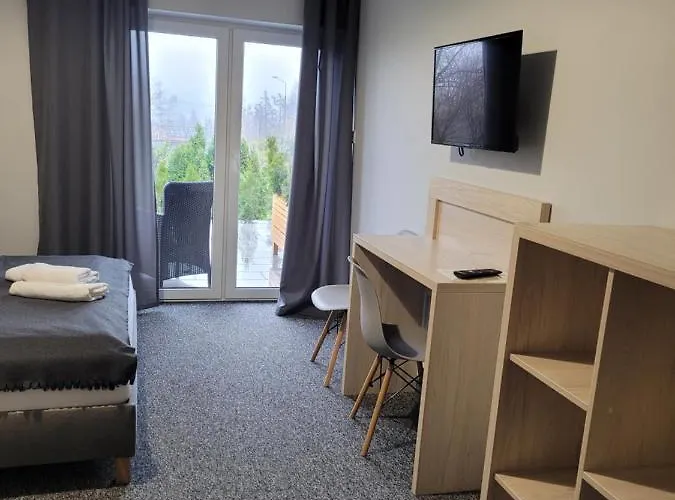 Karolowy Pokoje&apartamenty בית הארחה