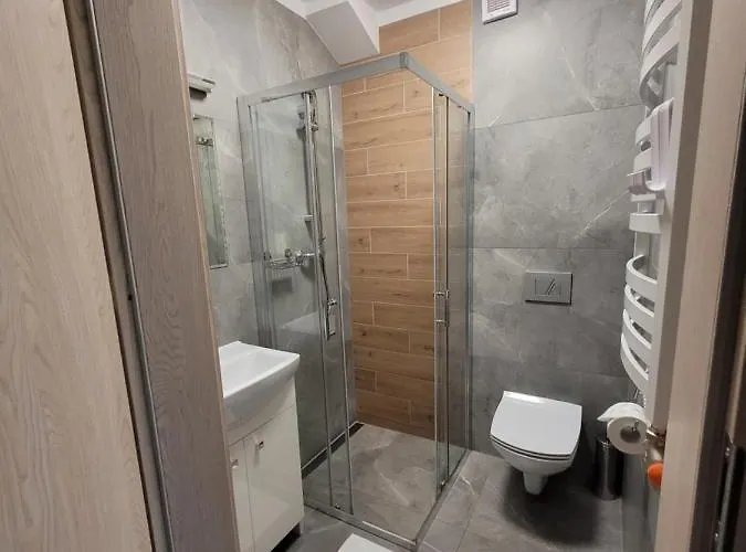 Karolowy Pokoje&apartamenty בית הארחה אוסטראון