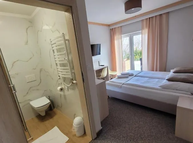 Karolowy Pokoje&apartamenty 3*