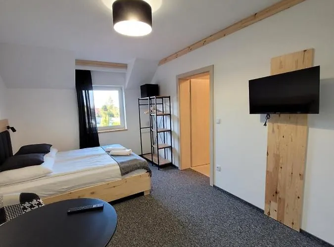 Karolowy Pokoje&apartamenty בית הארחה אוסטראון